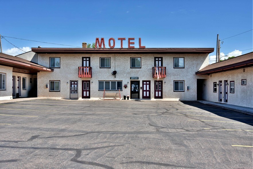 More Photos Of 100 Silver St, Hurley Hotel For Sale
