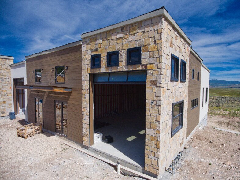 More Photos Of 4554 Forestdale Dr, Park City Showroom For Lease