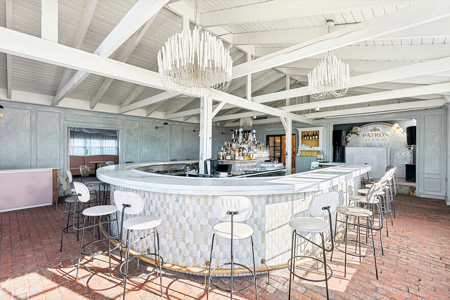 More Photos Of 4 S Elmwood Ave, Montauk Restaurant For Sale