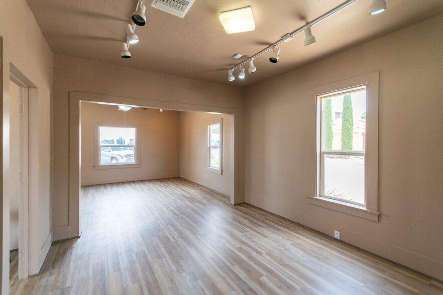 More Photos Of 310 E Oak St, Kingman Office For Sale