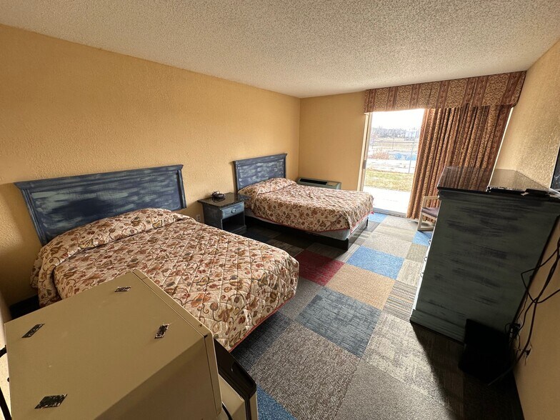 More Photos Of 1001 E 6th St, Junction City Hotel For Sale