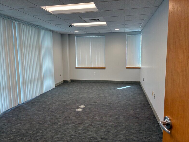 More Photos Of 287 Turnpike Rd, Westborough Office For Lease