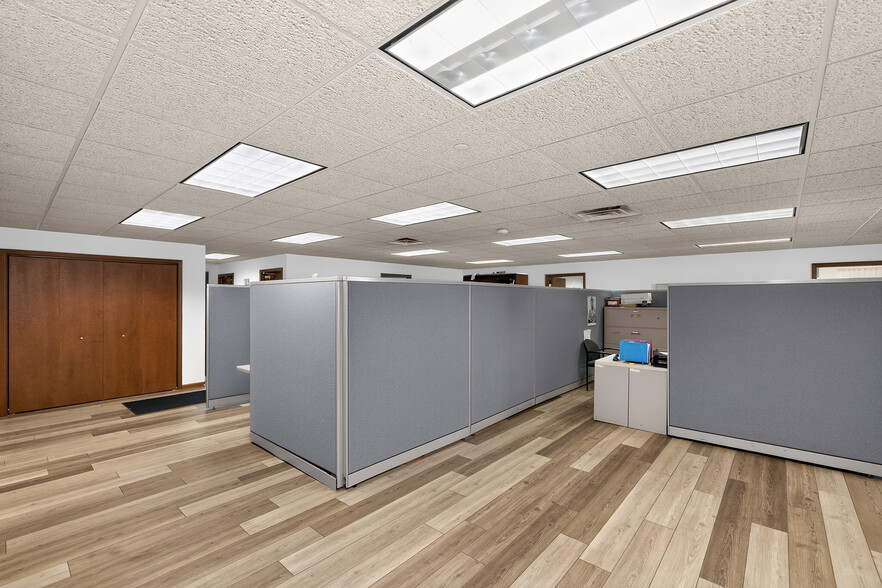 More Photos Of 1000 Sako Ct, Elkhart Warehouse For Lease