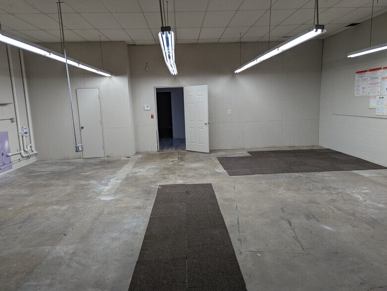 More Photos Of 535 S Emporia St, Wichita Flex For Lease