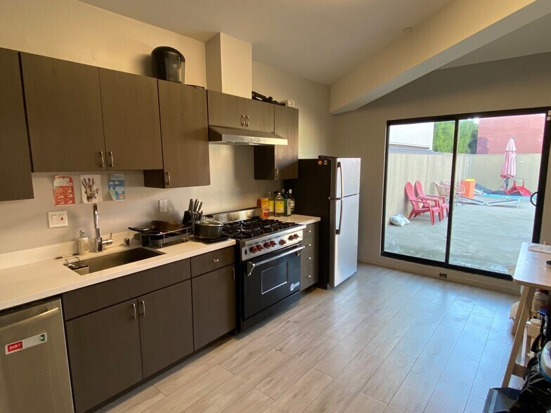 More Photos Of 3260 19th St, San Francisco Showroom For Lease