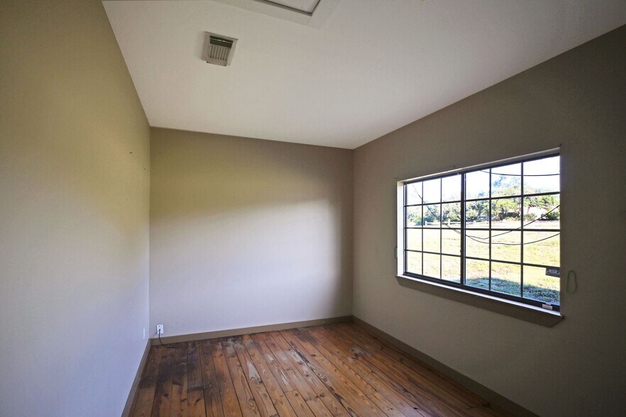 More Photos Of 1642 FM 2673, Canyon Lake Storefront Retail Office For Lease