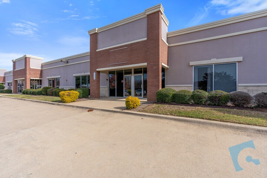 More Photos Of 525 S Nolen Dr, Southlake Light Manufacturing For Lease