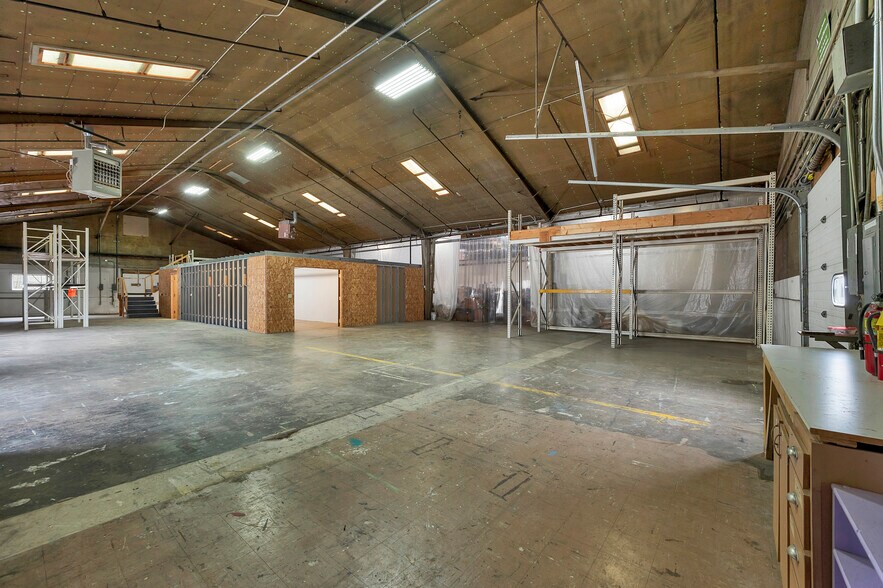 More Photos Of 1662 Morrow St, Green Bay Warehouse For Lease