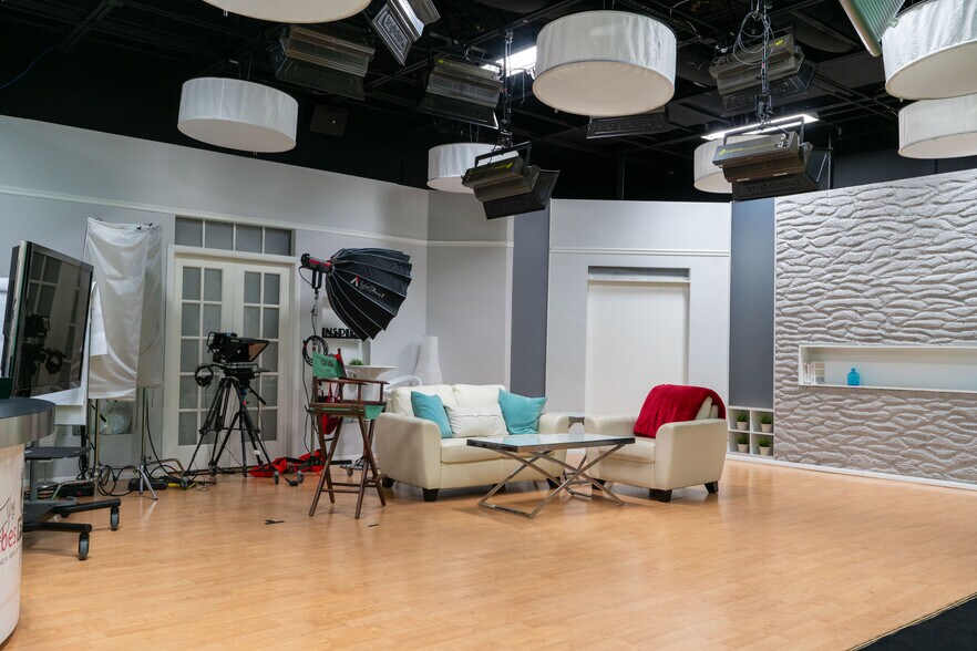 More Photos Of 3158 24th Ave N, Saint Petersburg Showroom For Sale