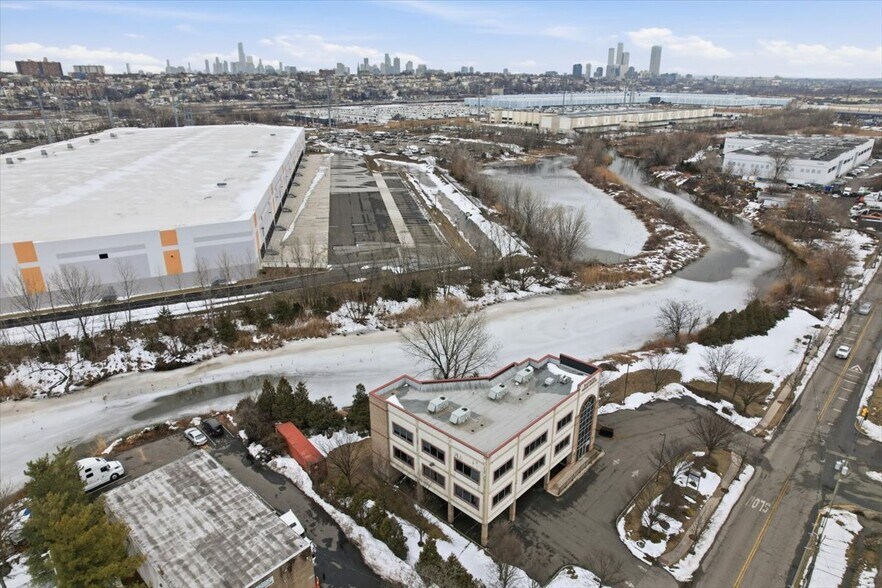 More Photos Of 300 Penhorn Ave, Secaucus Office For Lease