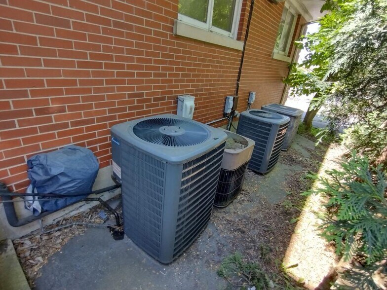 More Photos Of 474 Summit St, Elgin Office For Lease