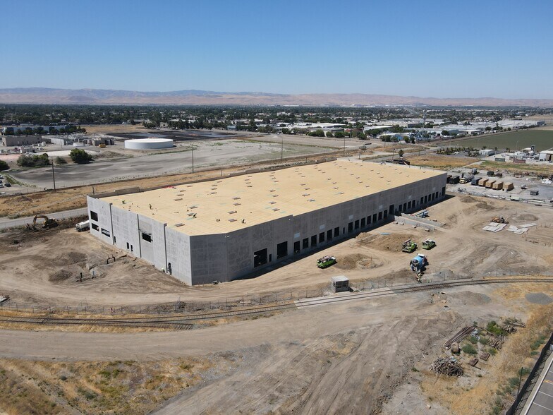 More Photos Of 9463 Arbor Ave, Tracy Distribution For Lease