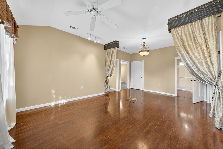 More Photos Of 930 E Blanco Rd, Boerne Showroom For Lease