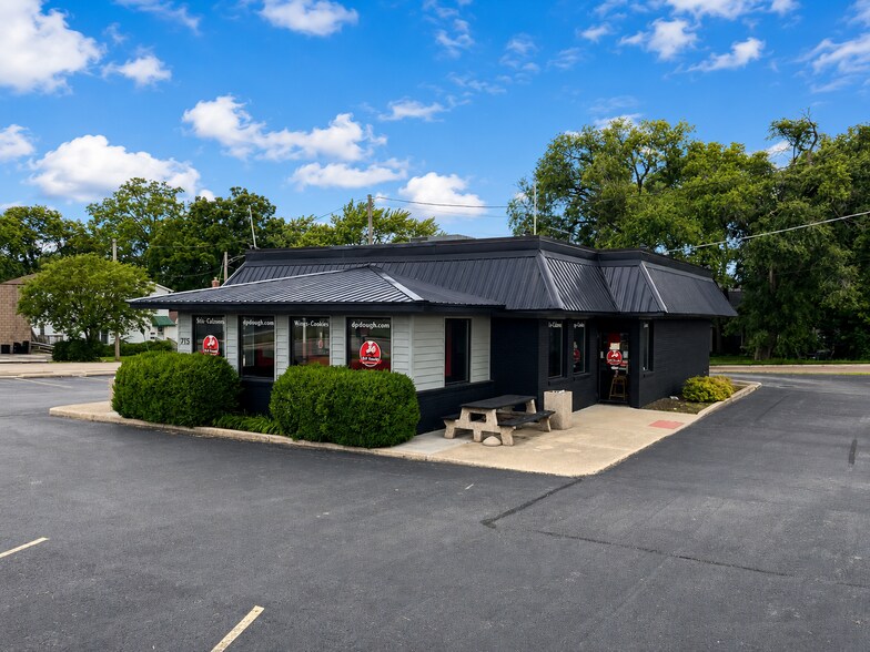Primary Photo Of 215 W Lincoln Hwy, Dekalb Restaurant For Lease
