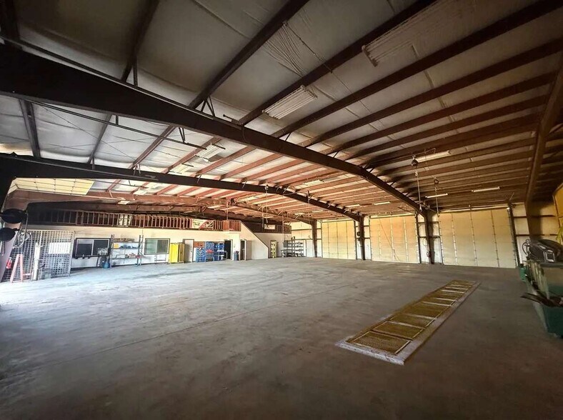 More Photos Of 1722 FM 1582, Pearsall Service For Sale