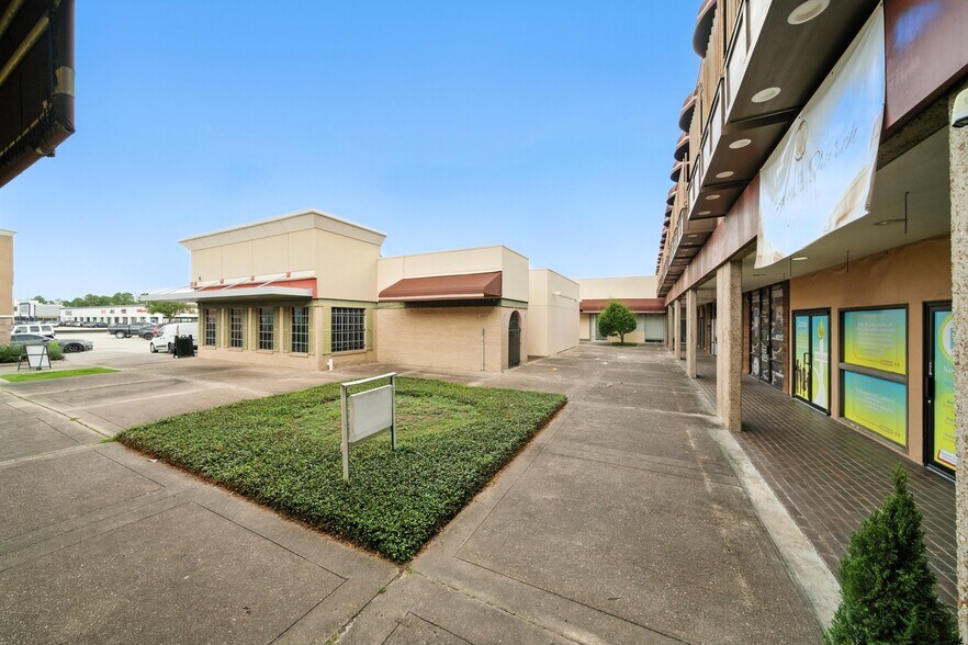 More Photos Of 2119-2227 Cypress Creek Pky, Houston General Retail For Lease