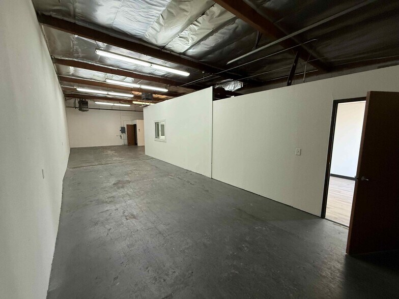 More Photos Of 21610 Lassen St, Chatsworth Warehouse For Lease