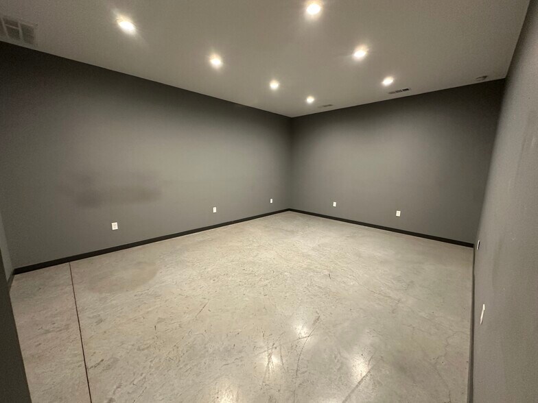 More Photos Of 13055 Harmon Rd, Fort Worth Warehouse For Lease