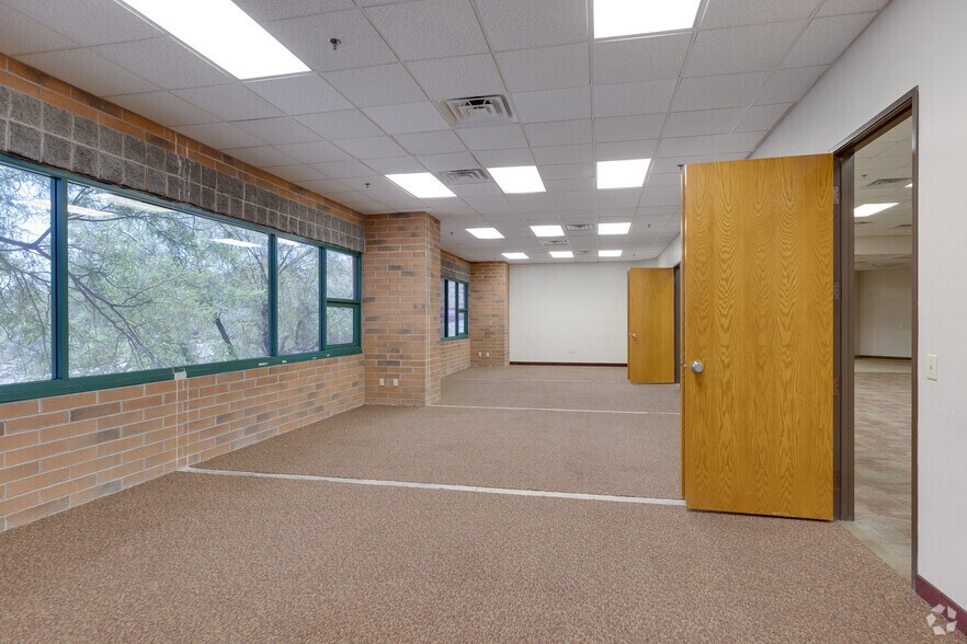 More Photos Of 14804 N Cave Creek Rd, Phoenix Office For Sale