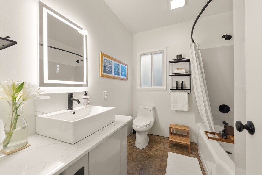 More Photos Of 10959 Venice Blvd, Los Angeles Flex For Sale