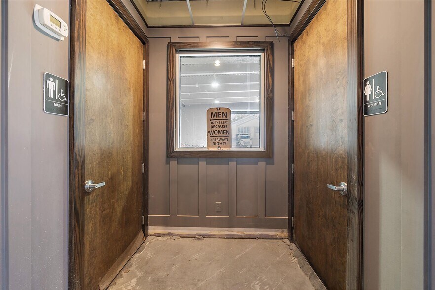 More Photos Of 2407 Bee Ridge Rd, Sarasota Restaurant For Sale