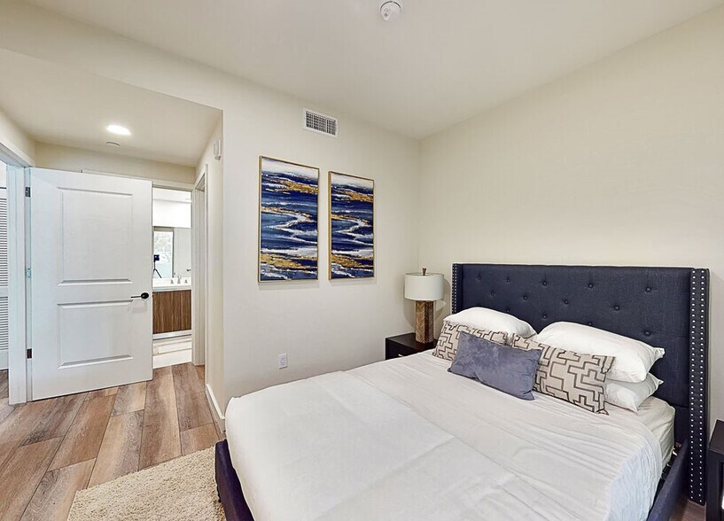 More Photos Of 1070 S Bedford St, Los Angeles Multifamily For Sale