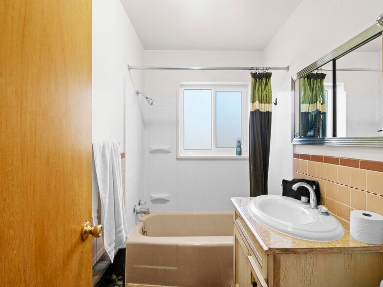 More Photos Of 905 W Spruce St, Rawlins Hotel For Sale