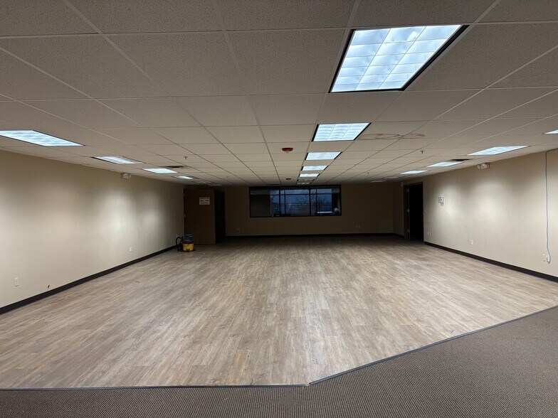 More Photos Of 4212 W Sunset Blvd, Spokane Flex For Sale