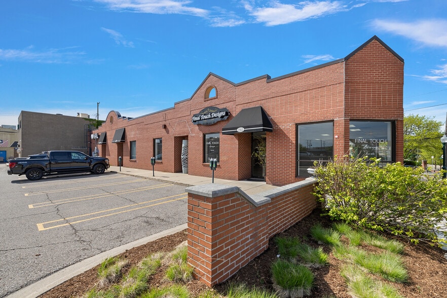 More Photos Of 150 E University Dr, Rochester Storefront Retail Office For Lease