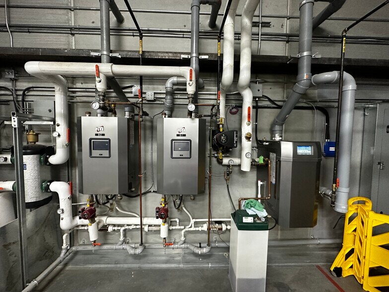 More Photos Of N88 W13901 Main St, Menomonee Falls Service For Lease