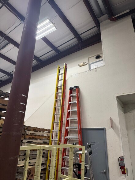 More Photos Of 280 W Central Blvd, Cape Canaveral Manufacturing For Sale