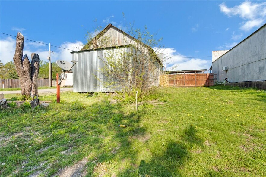 More Photos Of 103 College St, Anna Showroom For Sale