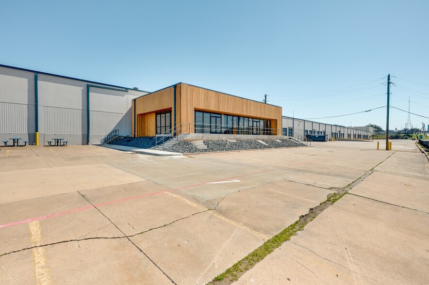 Primary Photo Of 2424 N Westmoreland Rd, Dallas Manufacturing For Sale
