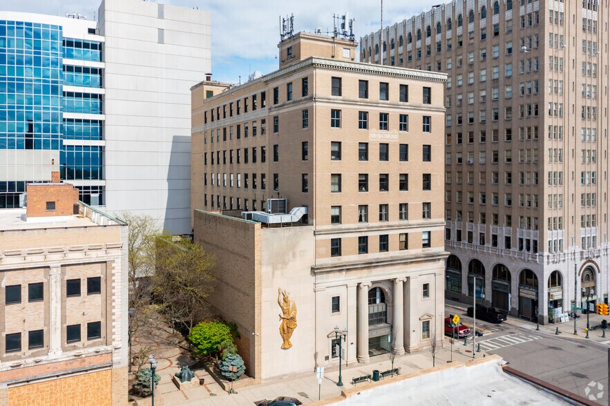 More Photos Of 30 N Saginaw St, Pontiac Apartments For Lease