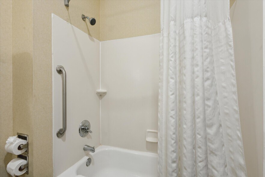 More Photos Of 2750 Fortune Cir W, Indianapolis Hotel For Sale