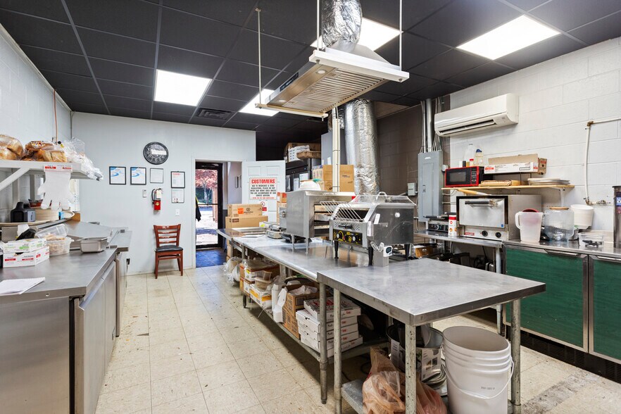 More Photos Of 400 W Main St, Walhalla General Retail For Lease