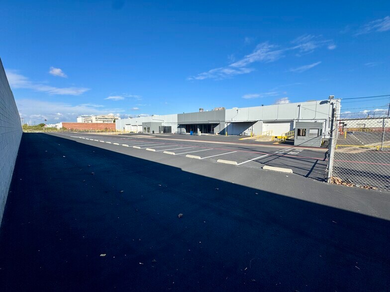 More Photos Of 1917-1921 E Mariposa Ave, El Segundo Warehouse For Lease