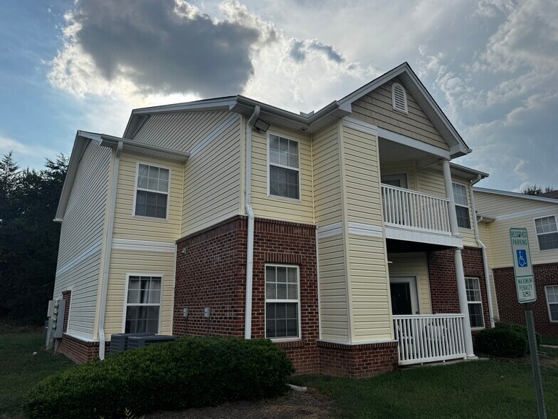 More Photos Of 2006 Oakbrook Ct, Reidsville Apartments For Sale