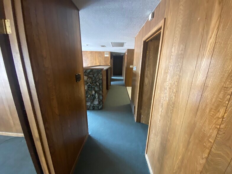 More Photos Of 103 S Stemmons St, Sanger Office For Lease