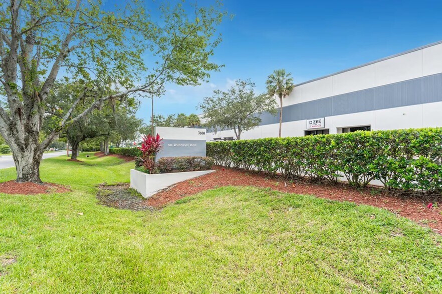 More Photos Of 7600 Kingspointe Pky, Orlando Unknown For Lease