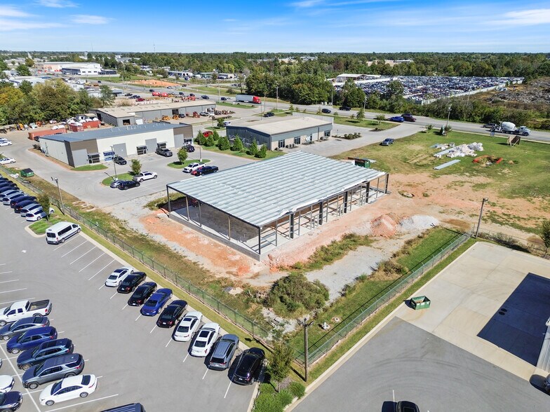 More Photos Of 2420 S 8th St, Rogers Flex For Lease