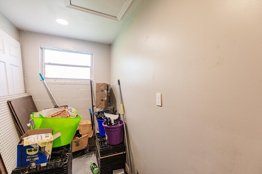 More Photos Of 19431 Palm Beach Blvd, Alva Flex For Lease