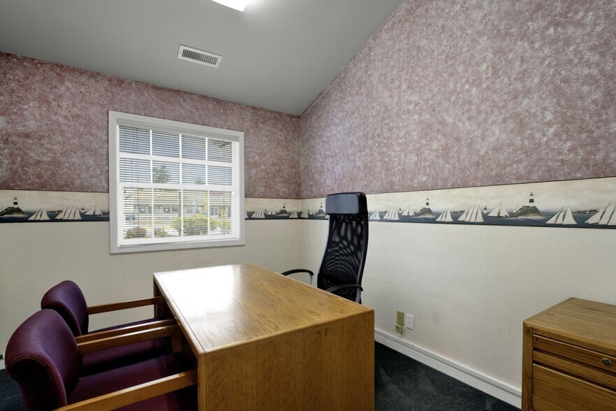 More Photos Of 1875 Highway 101, Florence Office For Sale