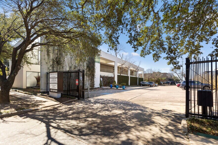 More Photos Of 4100 S Shepherd Dr, Houston Medical For Sale