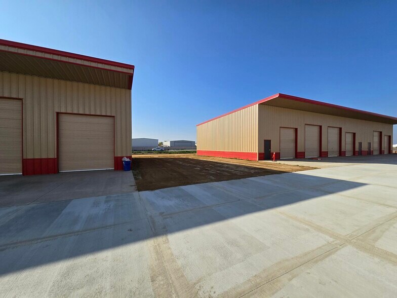More Photos Of 5240 Doolittle Ave, Shafter Manufacturing For Lease