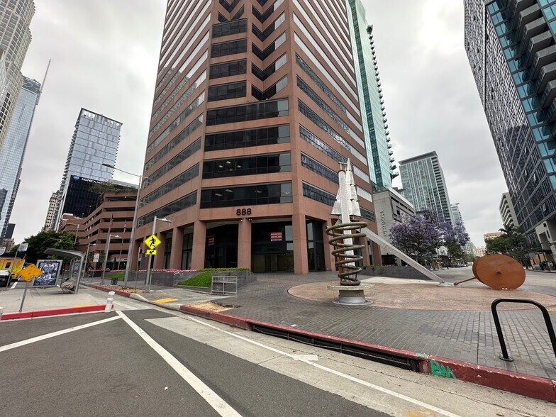 More Photos Of 888 S Figueroa St, Los Angeles Office For Lease