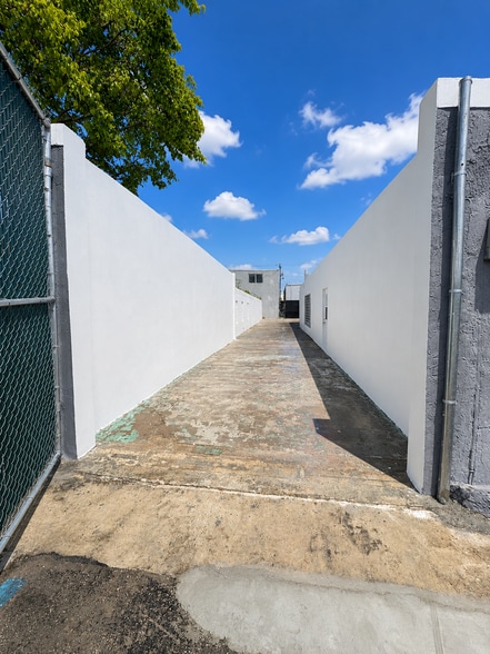 More Photos Of 221-225 N Dixie Hwy, Hallandale Beach Auto Repair For Lease