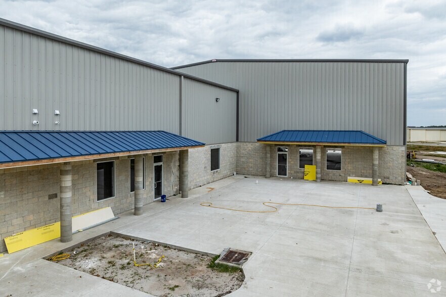 More Photos Of 923 Biscayne Blvd, Deland Airplane Hangar For Sale