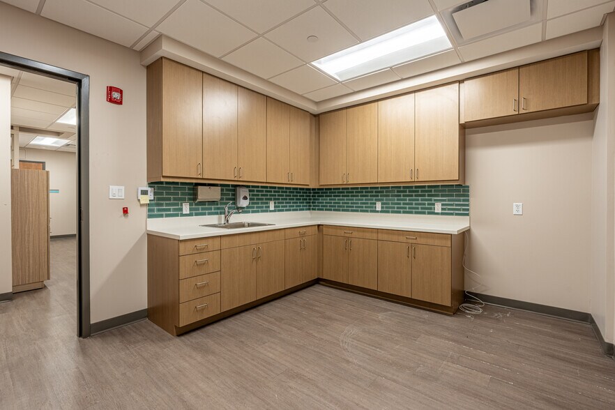 More Photos Of 140 Hansen Blvd, North Aurora Medical For Lease