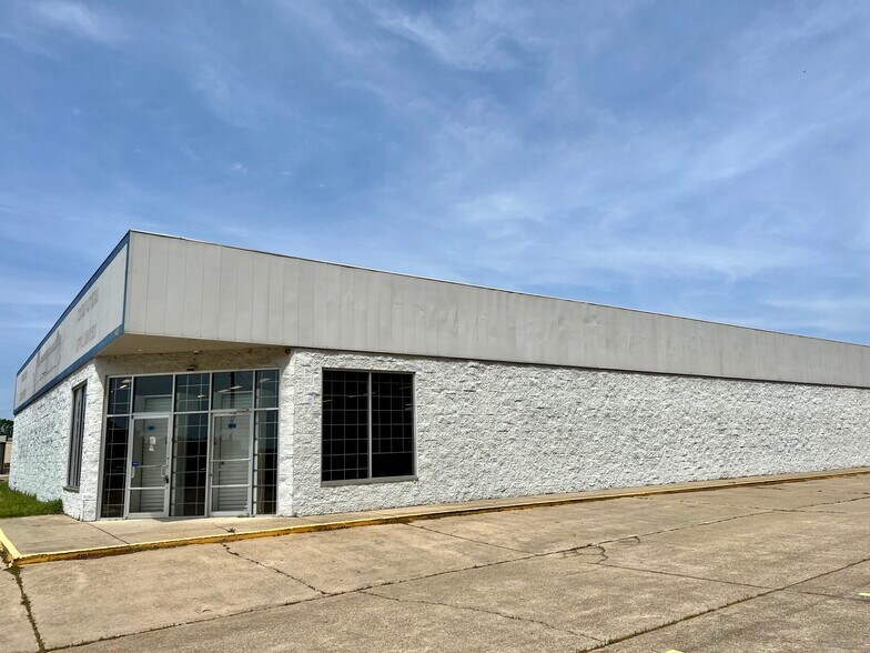 More Photos Of 2850 N Market St, Shreveport Freestanding For Sale